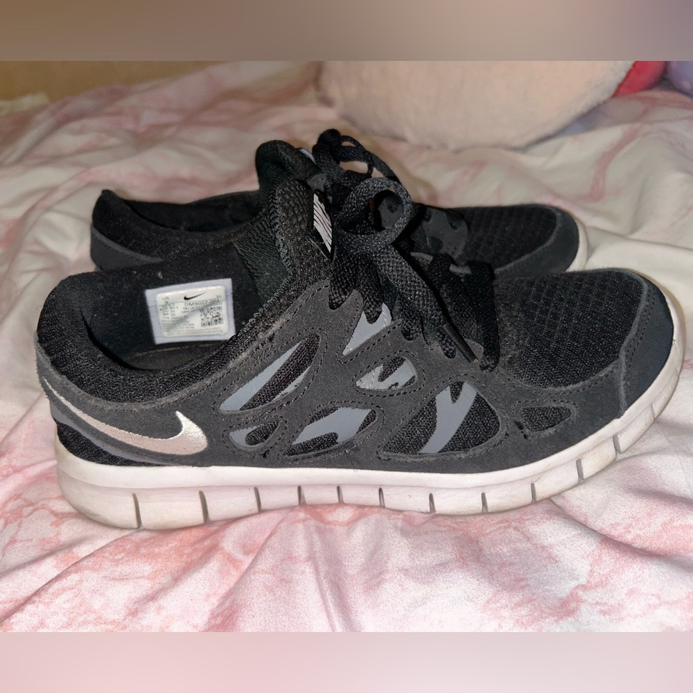 women’s black nike running shoes